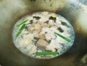 排骨焯水至水沸