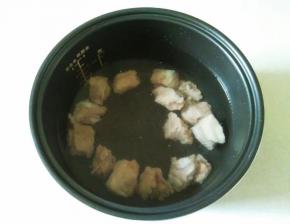 倒入电饭煲内胆，倒适量的清水。