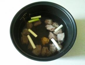 放入葱段和生姜