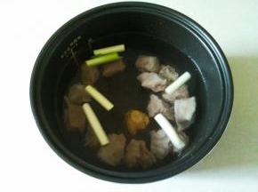 放入葱段和生姜