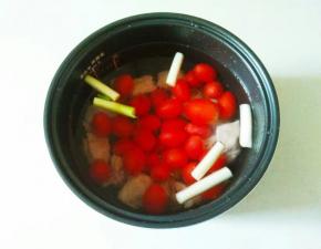 小番茄洗干净，沥水倒入电饭煲内胆。