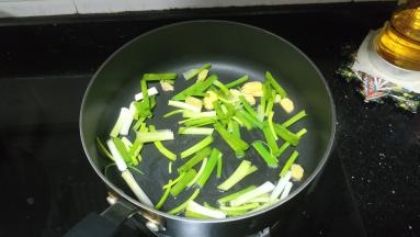 锅里热油，放入葱姜爆炒出香味