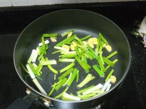 锅里热油，放入葱姜爆炒出香味