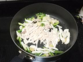 放入鸡丝