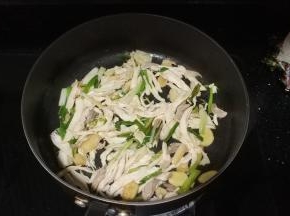 加入少许盐翻炒均匀