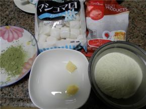 准备材料，提前将奶粉与抹茶粉过筛。