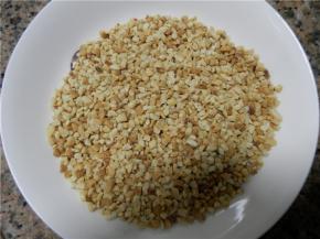 去皮熟花生碎（花生放入海氏立式烤箱，180度，烤10分钟左右，晾凉去皮）。