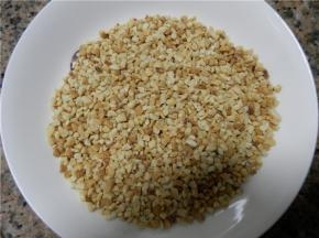 去皮熟花生碎（花生放入海氏立式烤箱，180度，烤10分钟左右，晾凉去皮）。