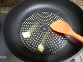 将黄油切丁，放入不粘锅中，小火加热至融化。