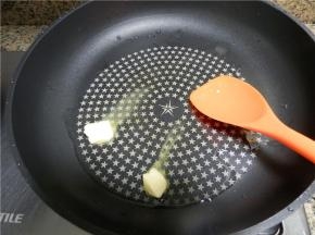 将黄油切丁，放入不粘锅中，小火加热至融化。