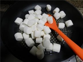 倒入棉花糖