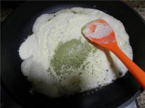 倒入抹茶粉，搅拌均匀，关火。