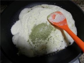 倒入抹茶粉，搅拌均匀，关火。