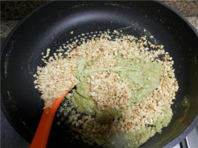 快速倒入花生米用力搅拌均匀，使劲按压几次到基本混合。