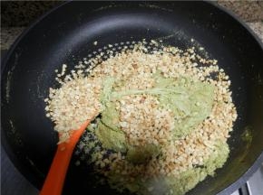 快速倒入花生米用力搅拌均匀，使劲按压几次到基本混合。