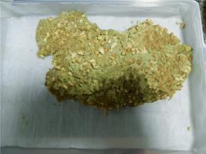 将搅拌好的团倒出，倒在铺有油纸的模具内（倒在油纸上，如果之前混合的不够均匀，可以带上一次性手套，再揉捏几次）。