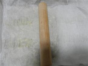 再盖上另一层油纸，用擀面杖擀平整，约1CM厚度。