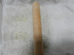 再盖上另一层油纸，用擀面杖擀平整，约1CM厚度。