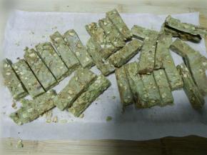 基本冷却（就是还有点软的状态）后切成宽1CM，长约5CM的糖块，包上糖纸即可。