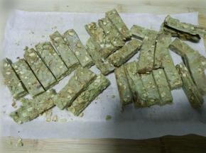 基本冷却（就是还有点软的状态）后切成宽1CM，长约5CM的糖块，包上糖纸即可。