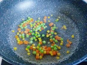什锦菜焯水，水烧开后加入，焯水2分钟。