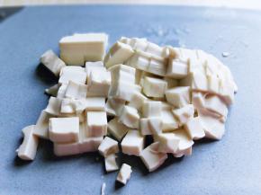 内酯豆腐将盒子倒扣，切小块。