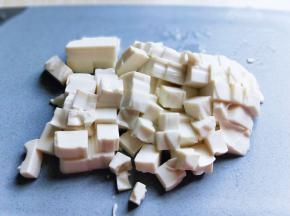 内酯豆腐将盒子倒扣，切小块。