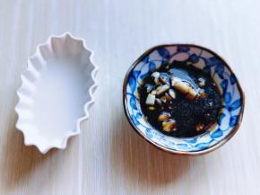 干淀粉纯净水冲开，蒜去皮切碎，放入器具中，加入生抽，盐，糖，十三香，搅拌均匀。