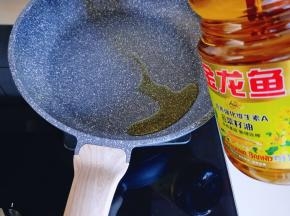 锅中倒入金龙鱼强化维生素A菜籽油。