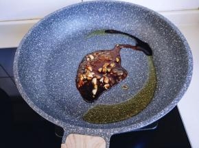 加入调好的料汁，翻炒均匀。