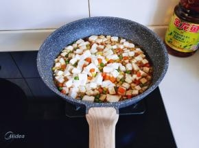 加入焯水的什锦豆腐。轻轻晃动锅至均匀。