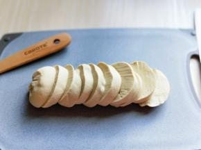 素鸡用冷水冲洗两遍，再切片。