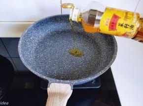 锅中加入金龙鱼外婆乡小榨菜籽油。