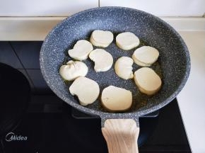 油温6成时将切好的素鸡摆放到锅中。（一定要用不粘锅）