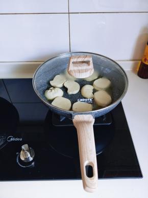 盖上盖子，煎2分钟。