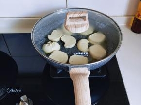 盖上盖子，煎2分钟。