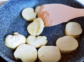 翻个面再煎2分钟。