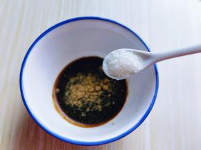 调味汁: 生抽，糖，十三香，拌均匀。