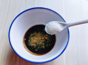 调味汁: 生抽，糖，十三香，拌均匀。