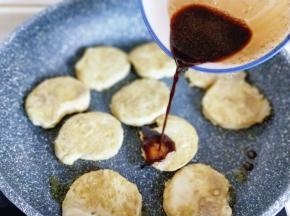 待素鸡两面金黄时加入调味汁。