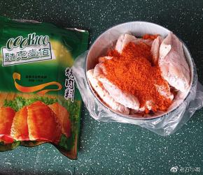 倒入新奥尔良烤肉料