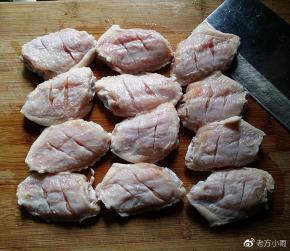 鸡翅洗净在背面竖划二刀、这样腌制时既方便入味又可保持完整；  也有人喜欢横着划开，看似也易入味但那样会破坏肌肉组织，再经高温烘烤水份已流失自然影响口感了