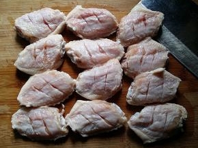 鸡翅洗净在背面竖划二刀、这样腌制时既方便入味又可保持完整；  也有人喜欢横着划开，看似也易入味但那样会破坏肌肉组织，再经高温烘烤水份已流失自然影响口感了