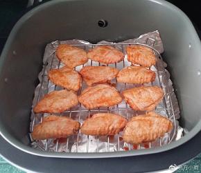 将腌好的鸡翅正面朝上、放至空气炸锅的高架网上(PS：没有空气炸锅、也可改用烤箱）