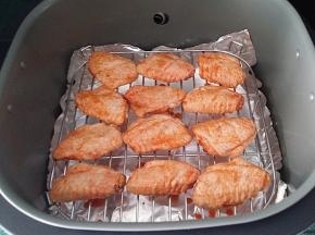 将腌好的鸡翅正面朝上、放至空气炸锅的高架网上(PS：没有空气炸锅、也可改用烤箱）