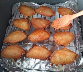 烤至8分钟左右、打开上盖刷层腌汁后翻面