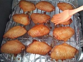 烤至8分钟左右、打开上盖刷层腌汁后翻面