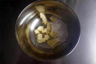 先制作可可饼干体：黄油软化后，加入糖粉，搅打至完全融合即可。