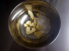 先制作可可饼干体：黄油软化后，加入糖粉，搅打至完全融合即可。