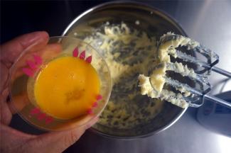 分两次加入鸡蛋液，搅打融合。